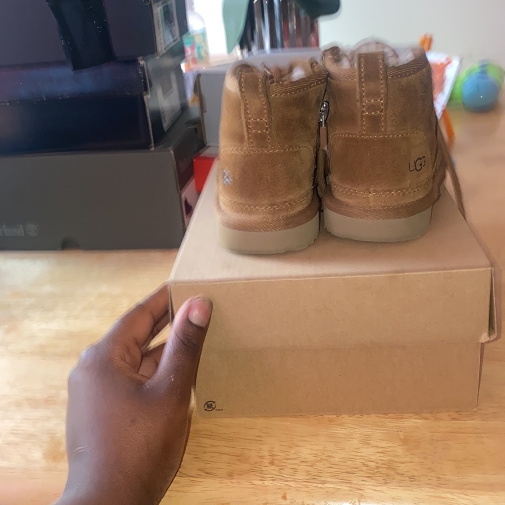 Tan uggs size 9 - Picture 4 of 7
